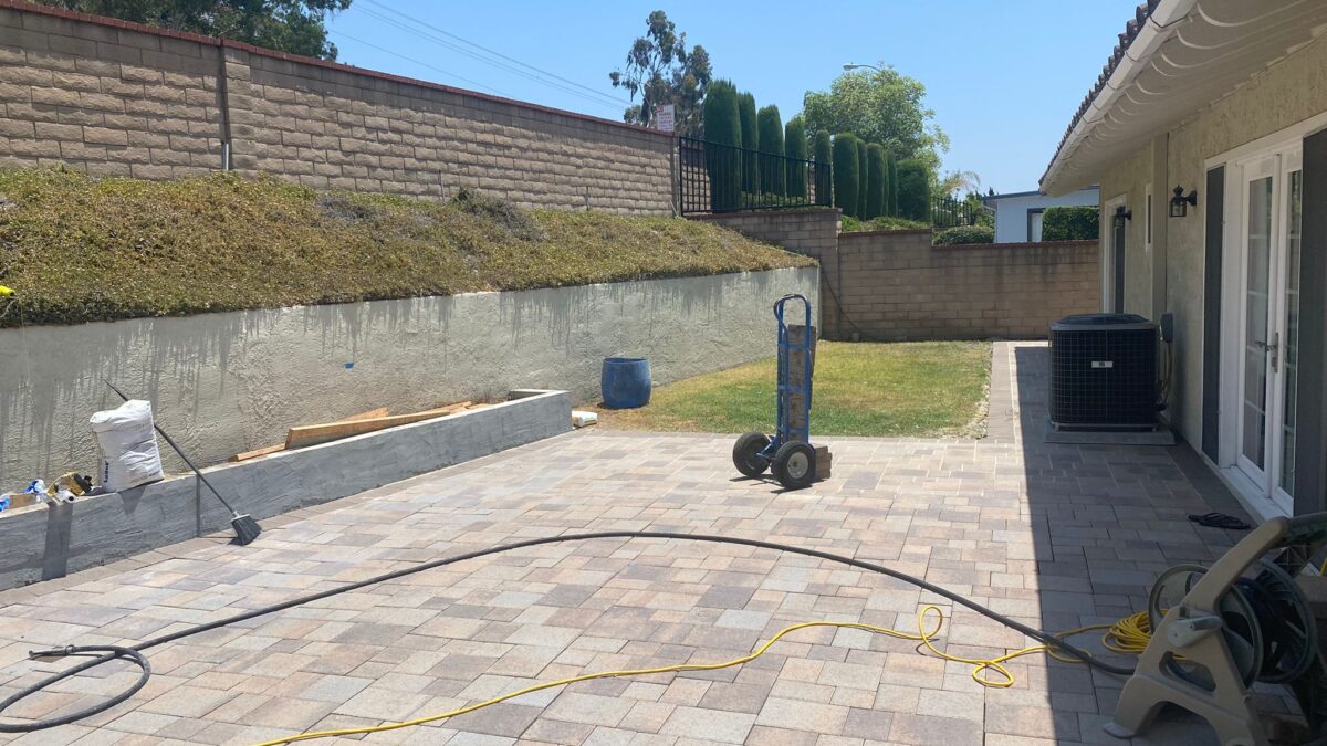 Small backyard design in Los Angeles with modern paver