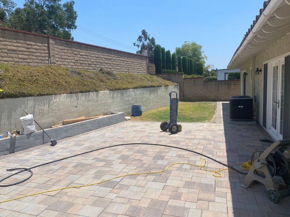 Small backyard design in Los Angeles with modern paver
